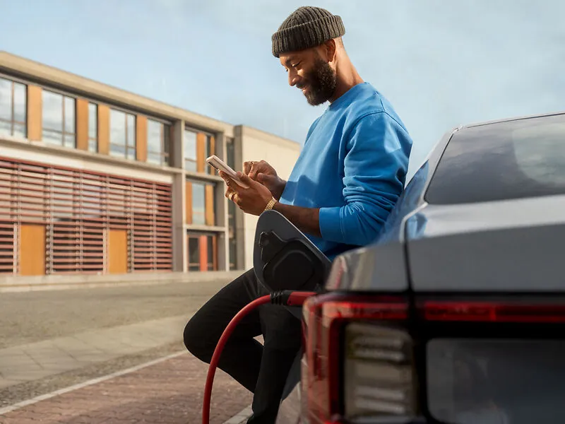 enercity Kunde lädt sein E-Auto und nutzt die App