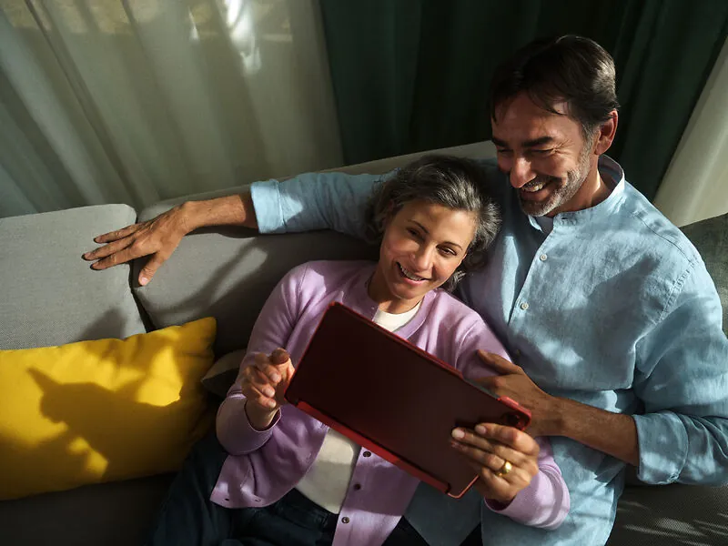 enercity Kundenpaar auf dem Sofa mit Tablet